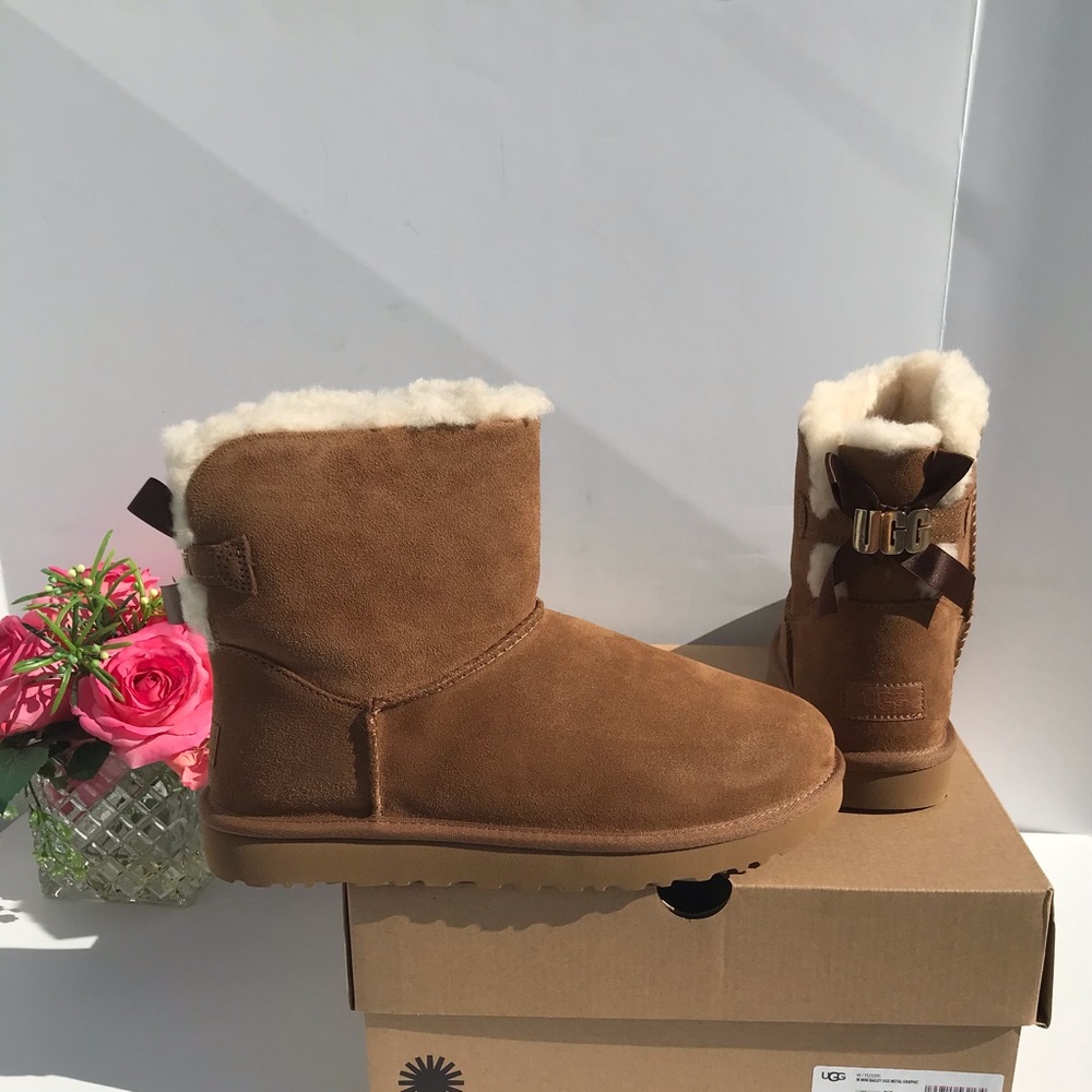 UGG Mini Bailey UGG Metal Graphic
